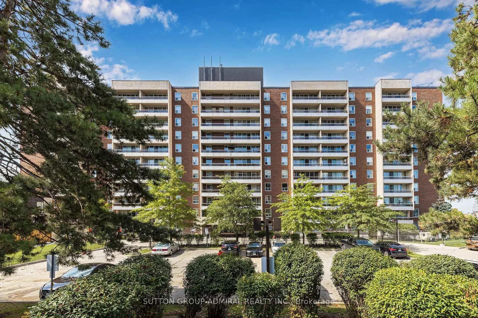 Four Winds Drive in Toronto · York University Heights — photo 3