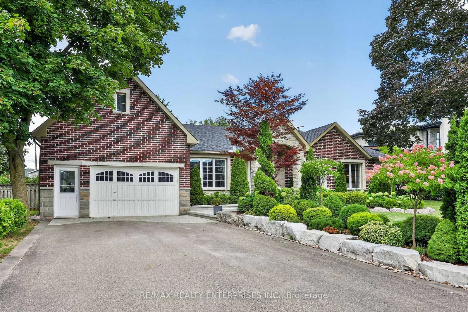 Savoy Crescent in Oakville · Southwest — photo 3