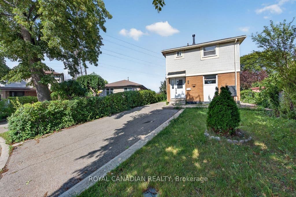 Damascus Drive in Toronto · West Humber-Clairville — photo 2