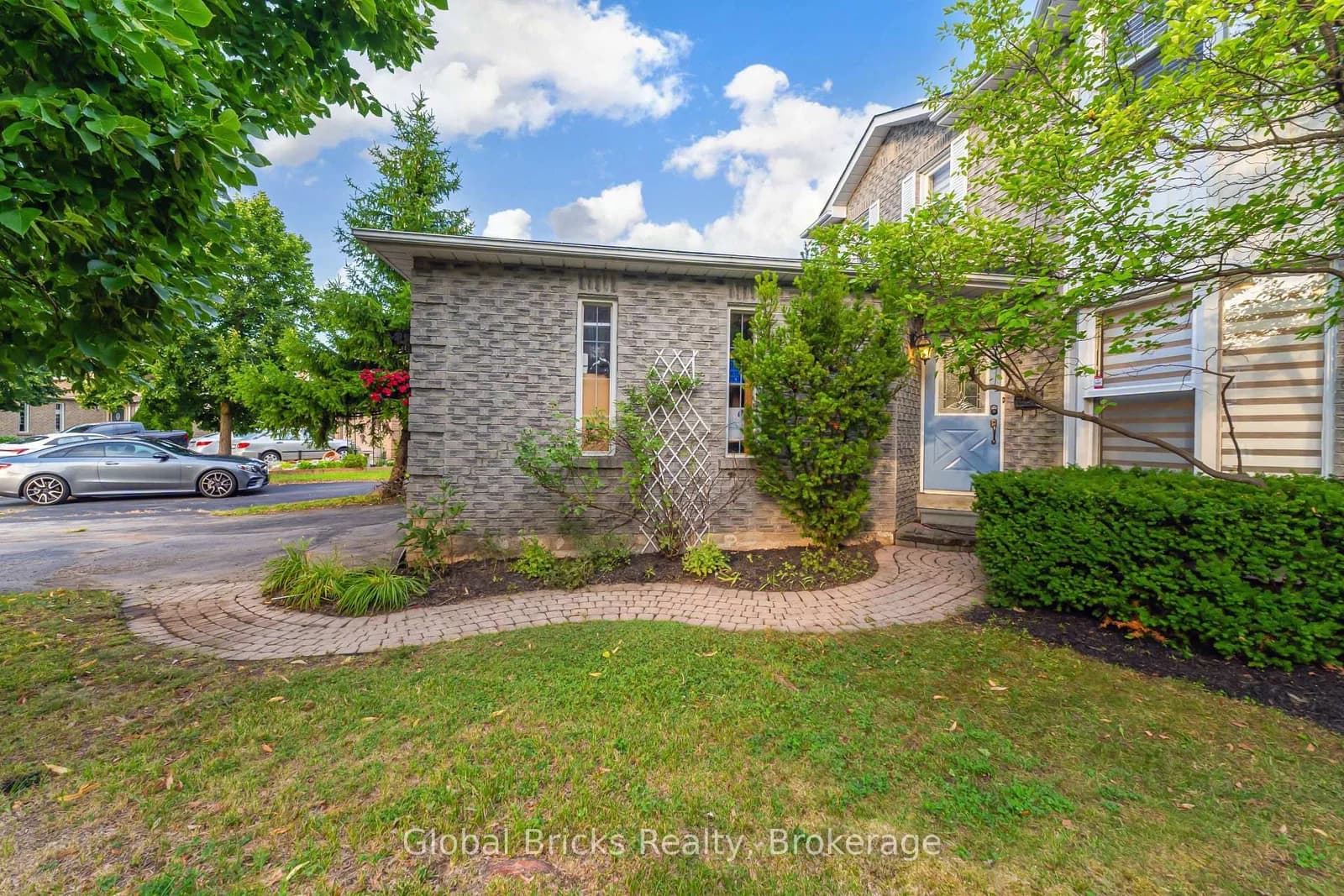 Saltmarsh Court in Mississauga · Lisgar — photo 2