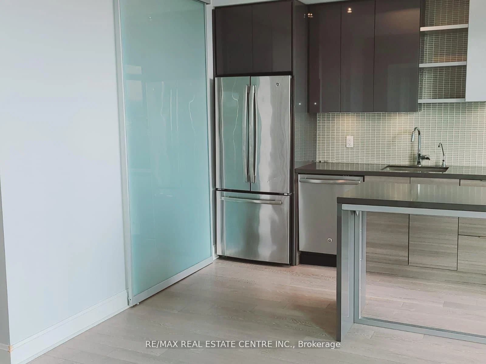 Shore Breeze Drive in Toronto · Mimico — photo 3