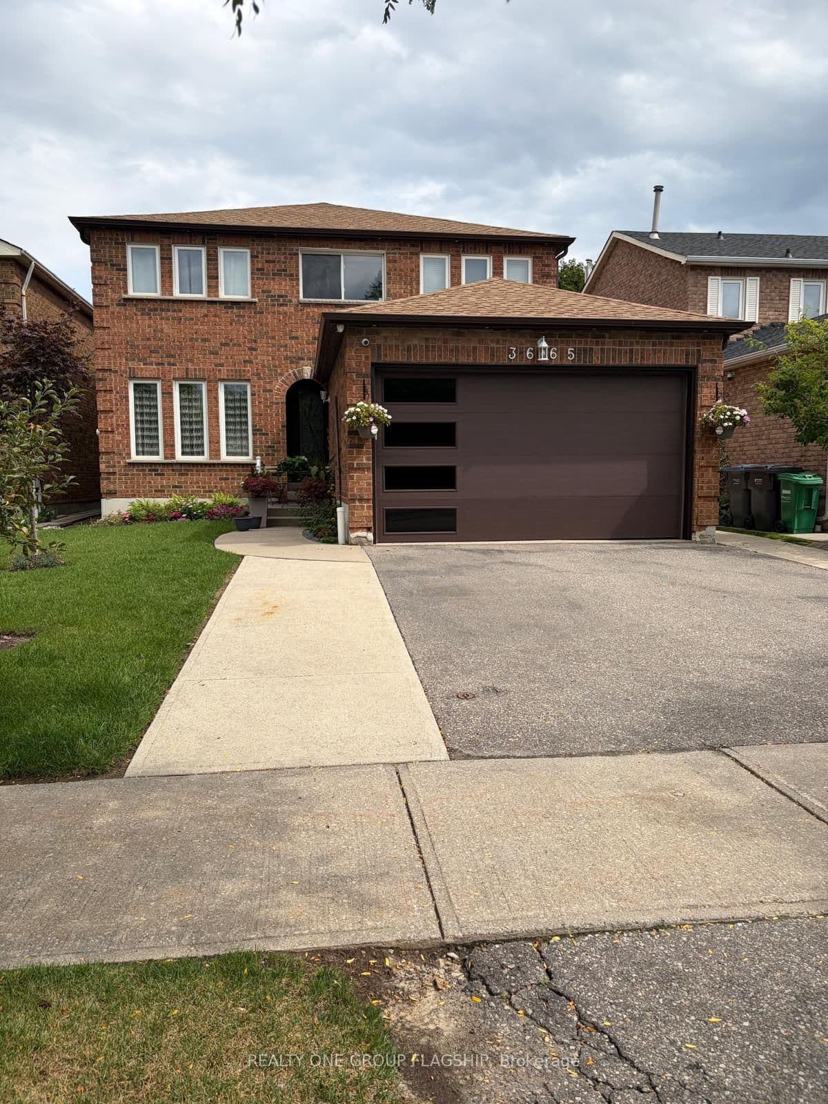 Photo of Colonial upper Drive in Mississauga · Erin Mills