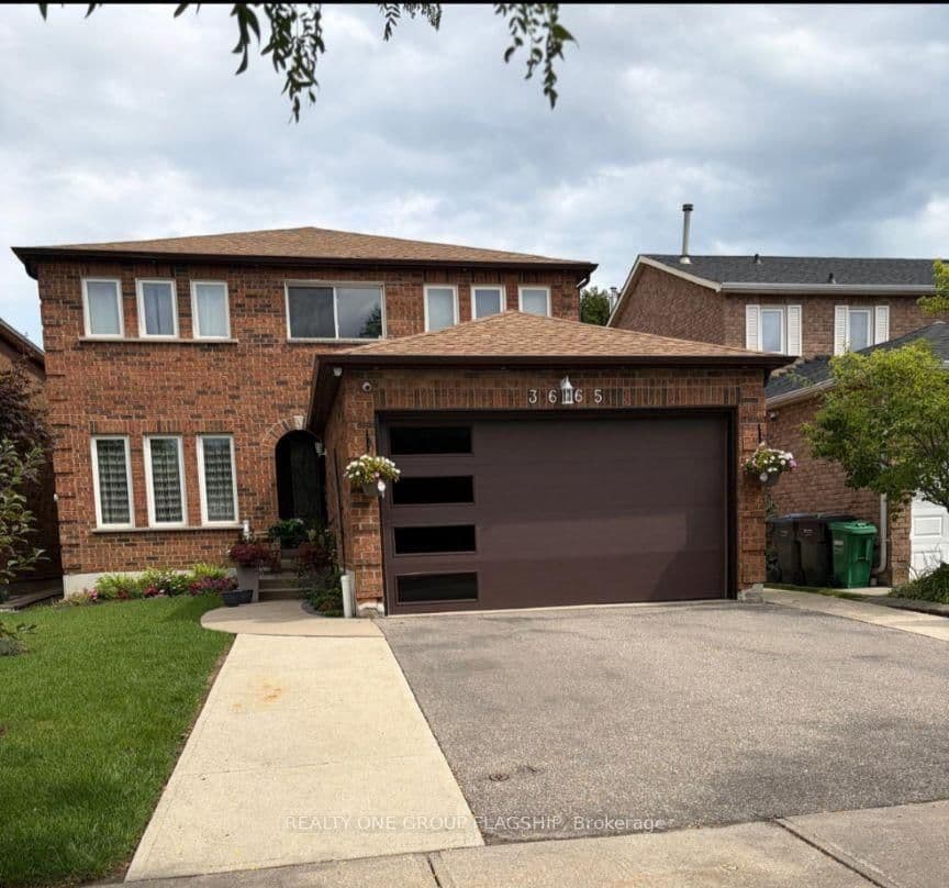Colonial lower Drive in Mississauga · Erin Mills — photo 2