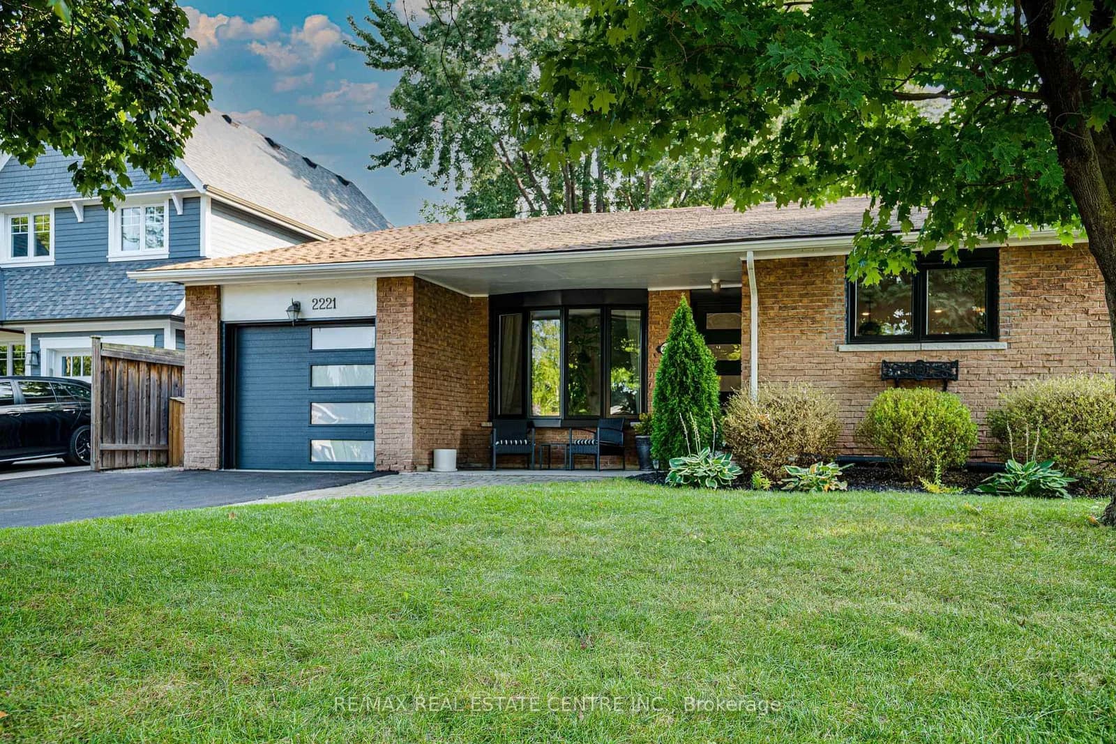Photo of Wyandotte Drive in Oakville · West
