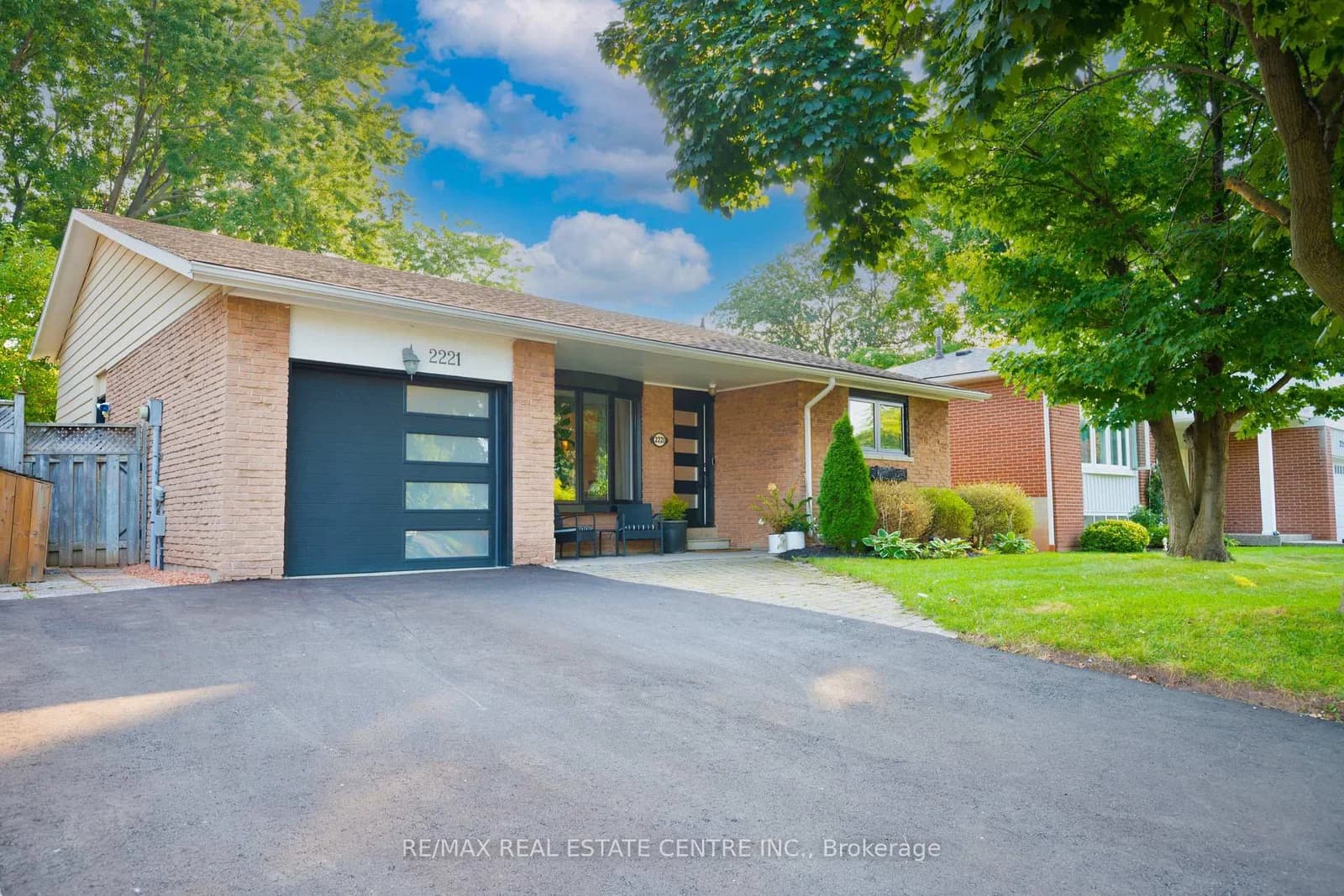 Wyandotte Drive in Oakville · West — photo 2