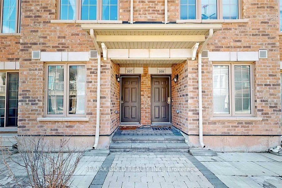 Photo of Greenwich Drive in Oakville · Westmount