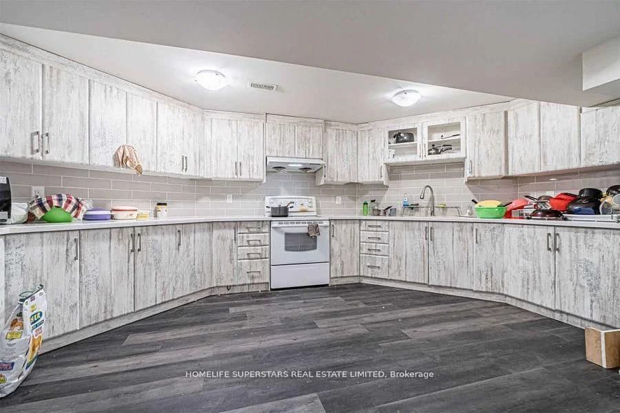 Photo of Parkside Drive Level ( Legal Apt.) in Brampton · Brampton South