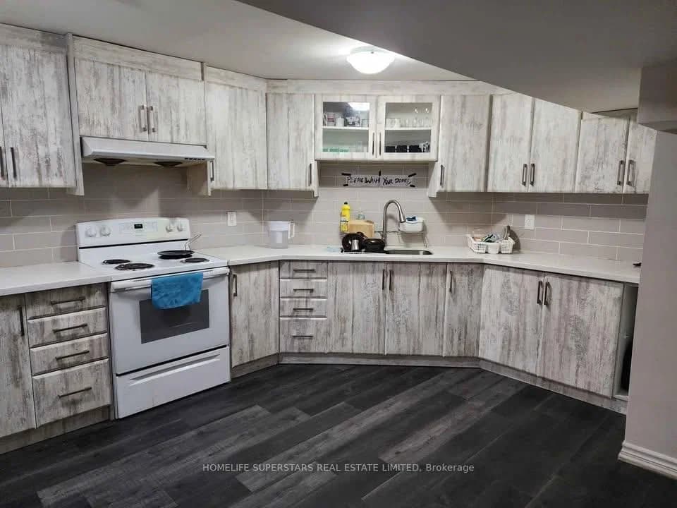 Parkside Drive Level ( Legal Apt.) in Brampton · Brampton South — photo 2