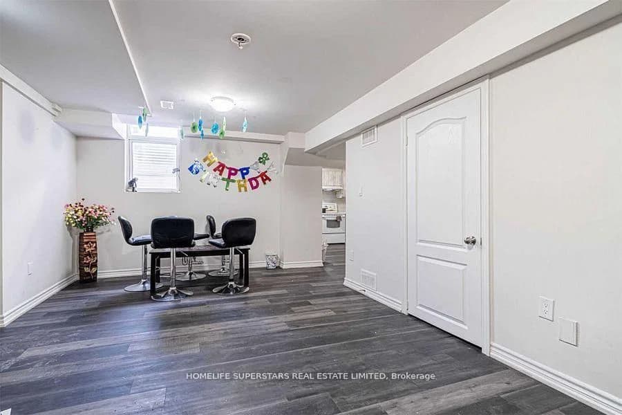 Parkside Drive Level ( Legal Apt.) in Brampton · Brampton South — photo 3