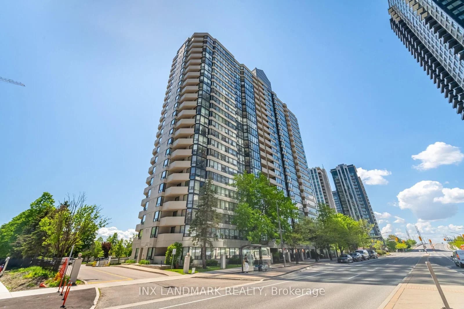 Photo of Rathburn Road in Mississauga · Creditview