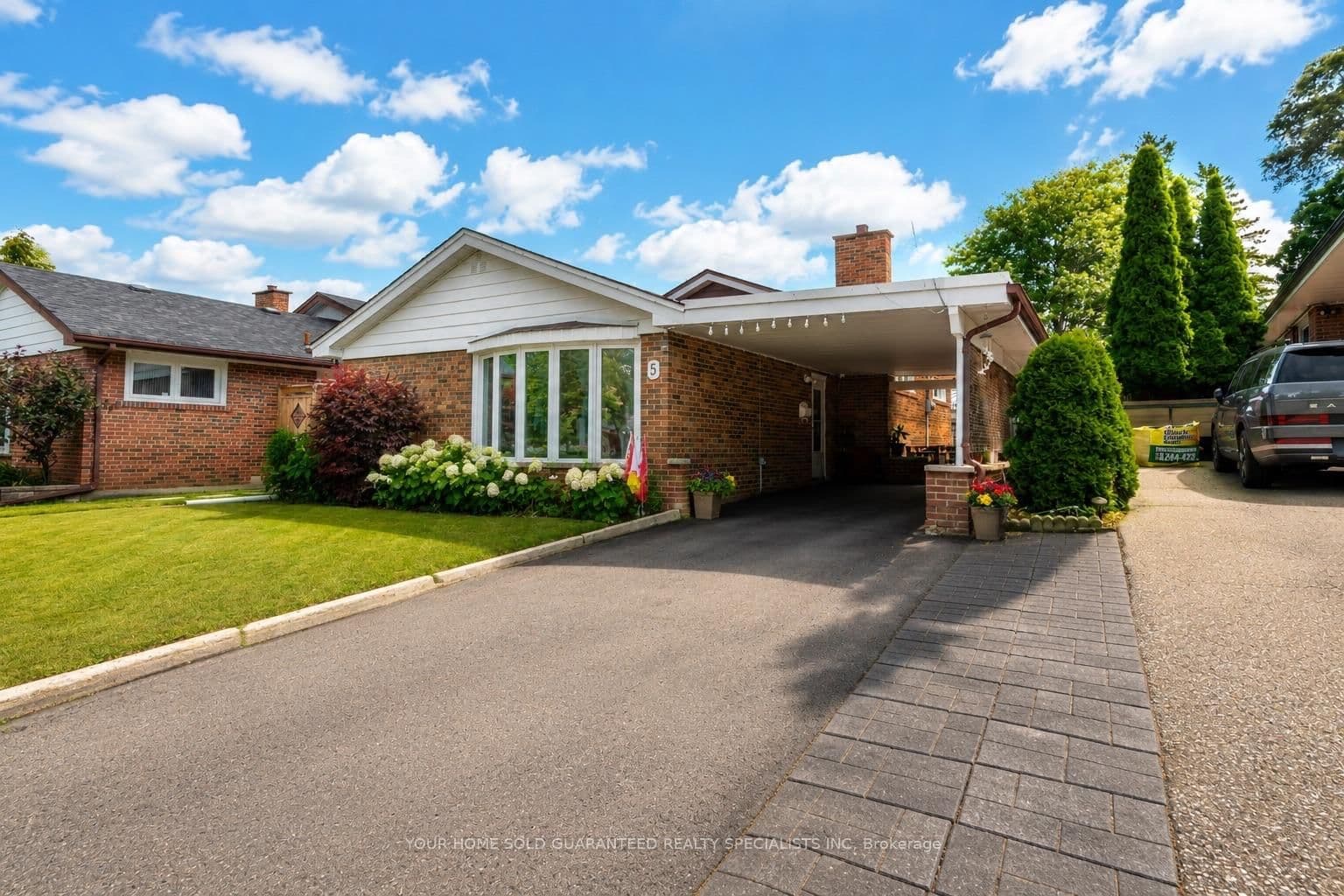 Hallow Crescent in Toronto · Rexdale-Kipling — photo 2