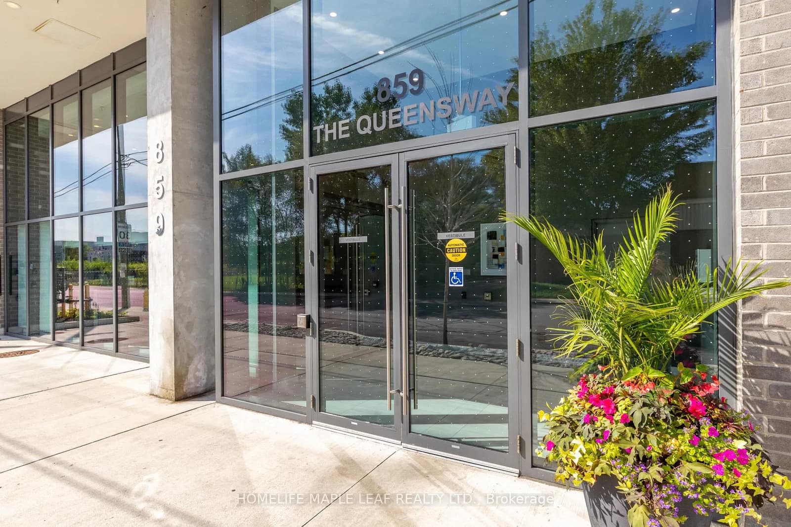 The Queensway in Toronto · Stonegate-Queensway — photo 2