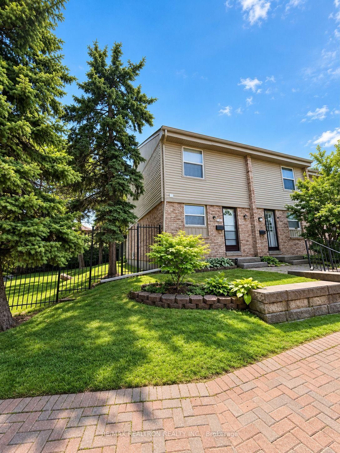 Photo of Falconer Drive in Mississauga · Streetsville