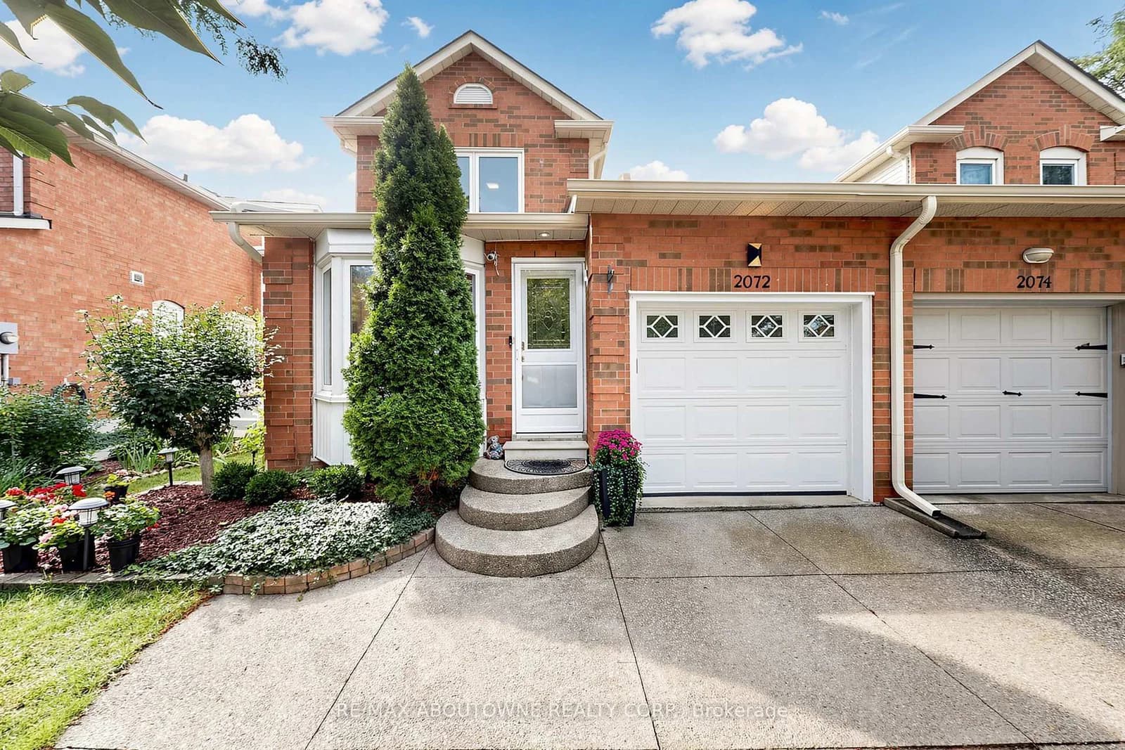 Glenada Crescent in Oakville · Wedgewood Creek — photo 2