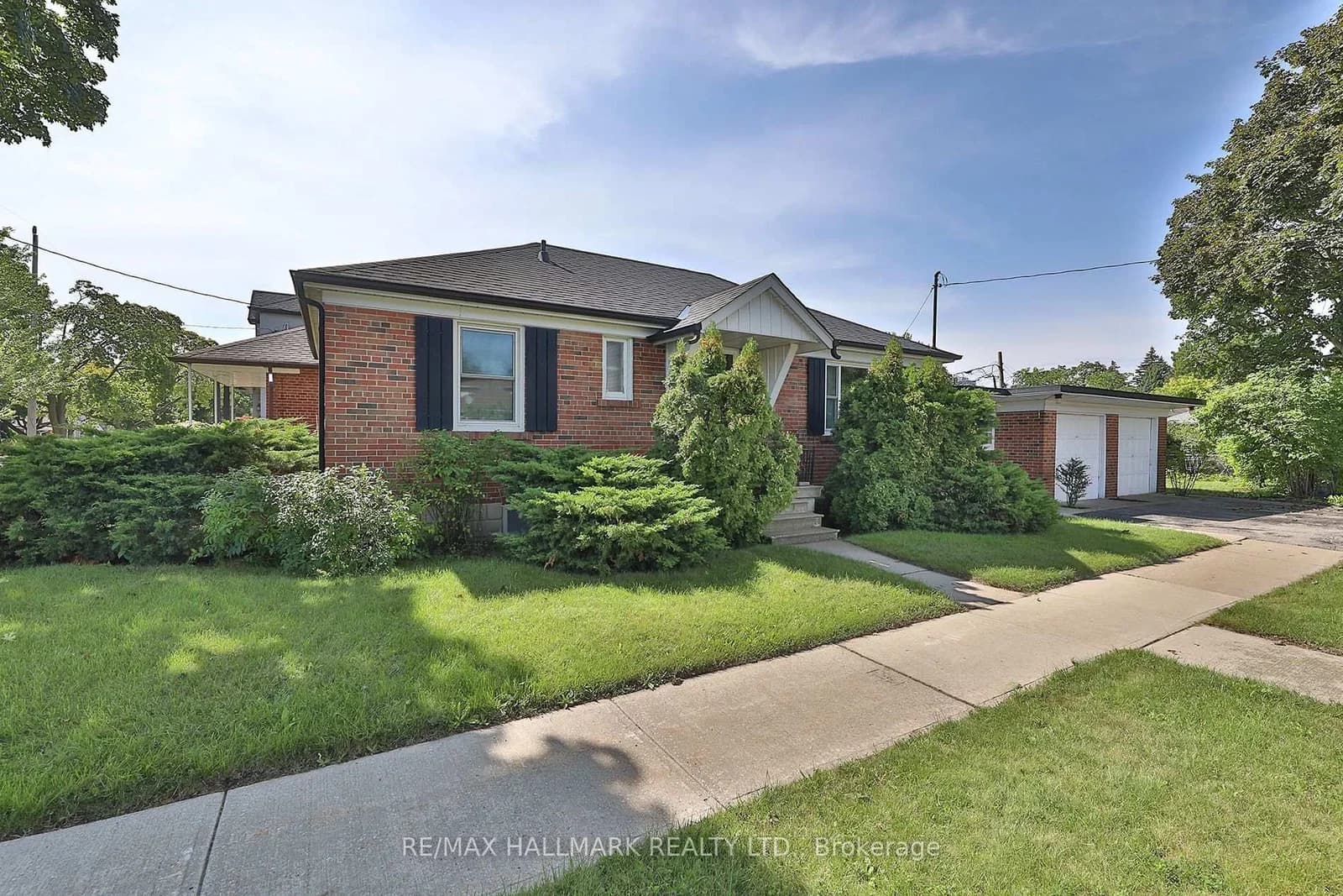 Athol Avenue in Toronto · Stonegate-Queensway — photo 2