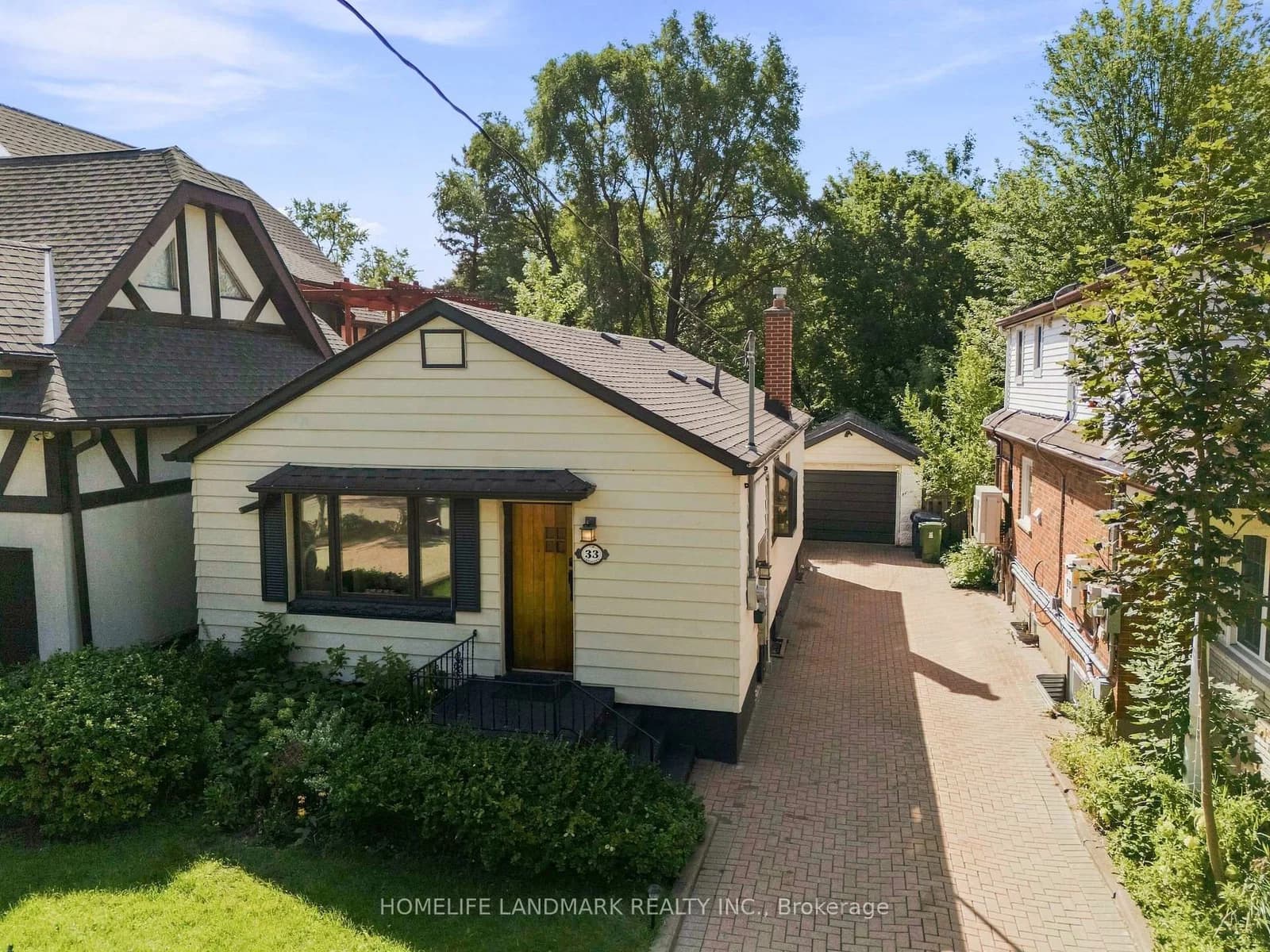 Photo of Ash Crescent in Toronto · Long Branch
