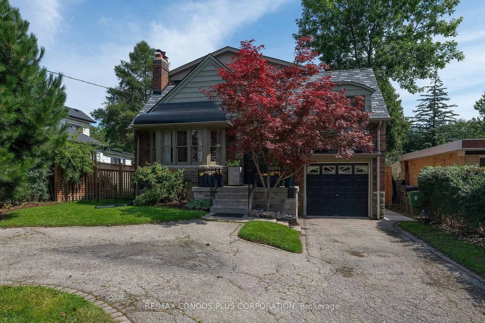 Elton Crescent in Toronto · Long Branch — photo 2