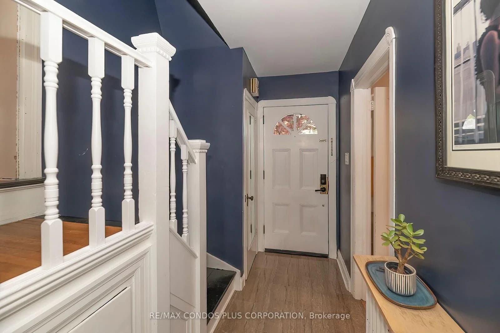 Elton Crescent in Toronto · Long Branch — photo 3