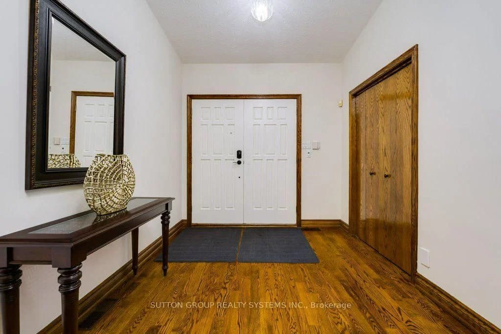 Poplar Heights Drive in Toronto · Edenbridge-Humber Valley — photo 2