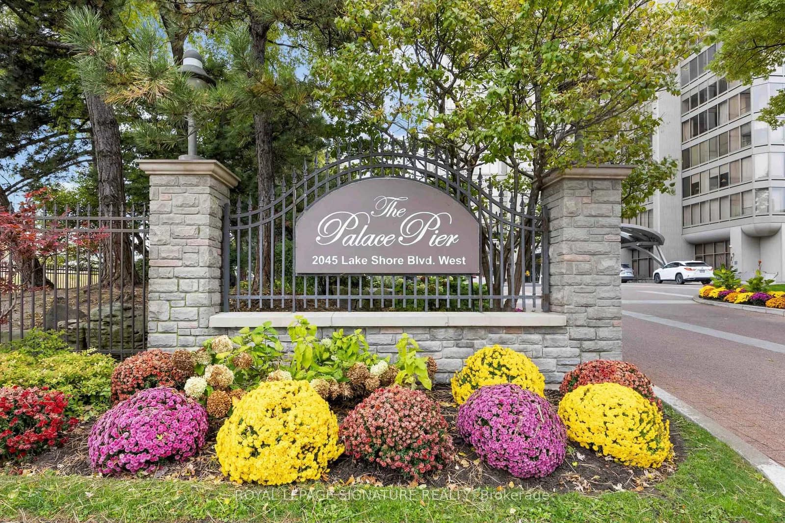 Lake Shore Boulevard in Toronto · Mimico — photo 3