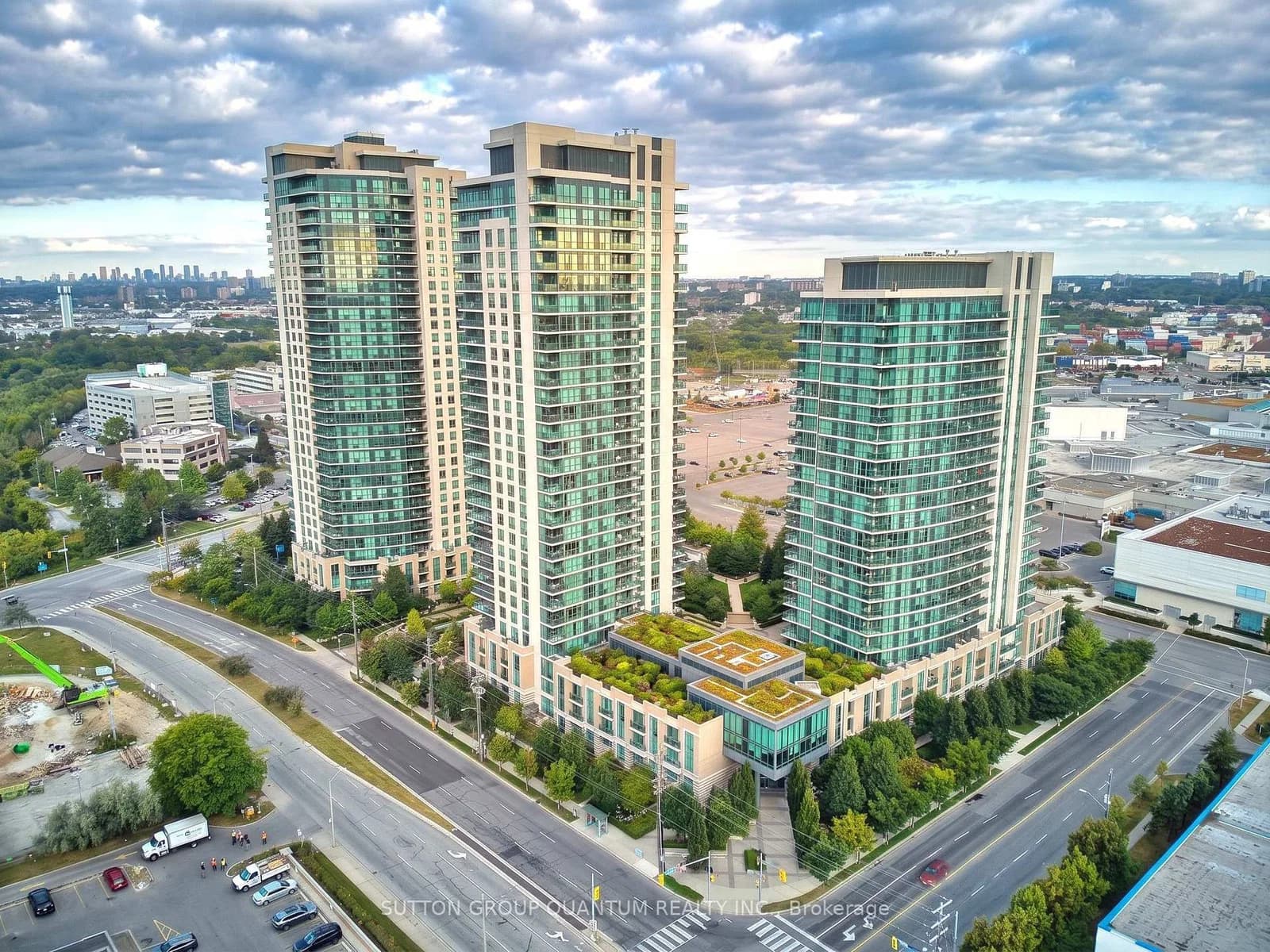 Sherway Gardens Road in Toronto · Islington-City Centre West — photo 2