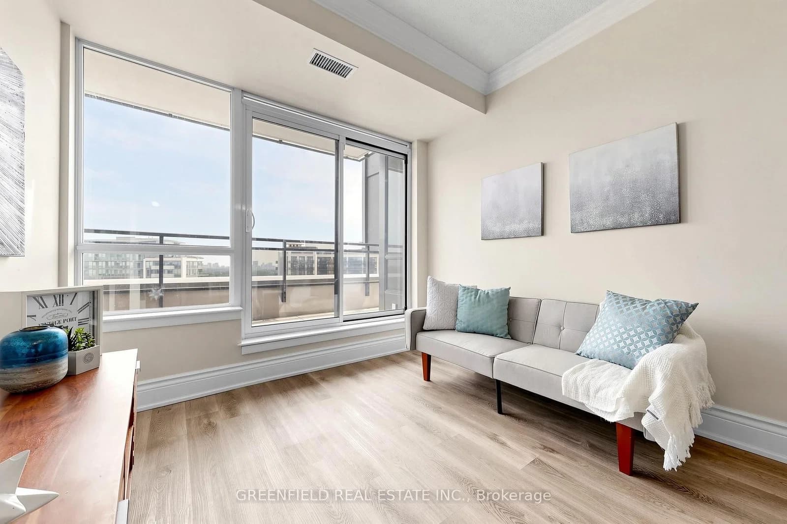 De Boers Drive in Toronto · York University Heights — photo 2
