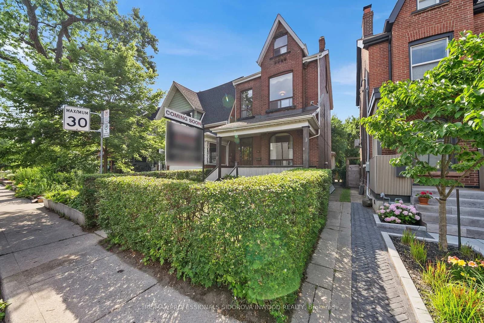Photo of Golden Avenue in Toronto · Roncesvalles