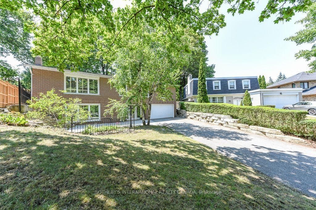 Queensborough Crescent in Toronto · Willowridge-Martingrove-Richview — photo 2