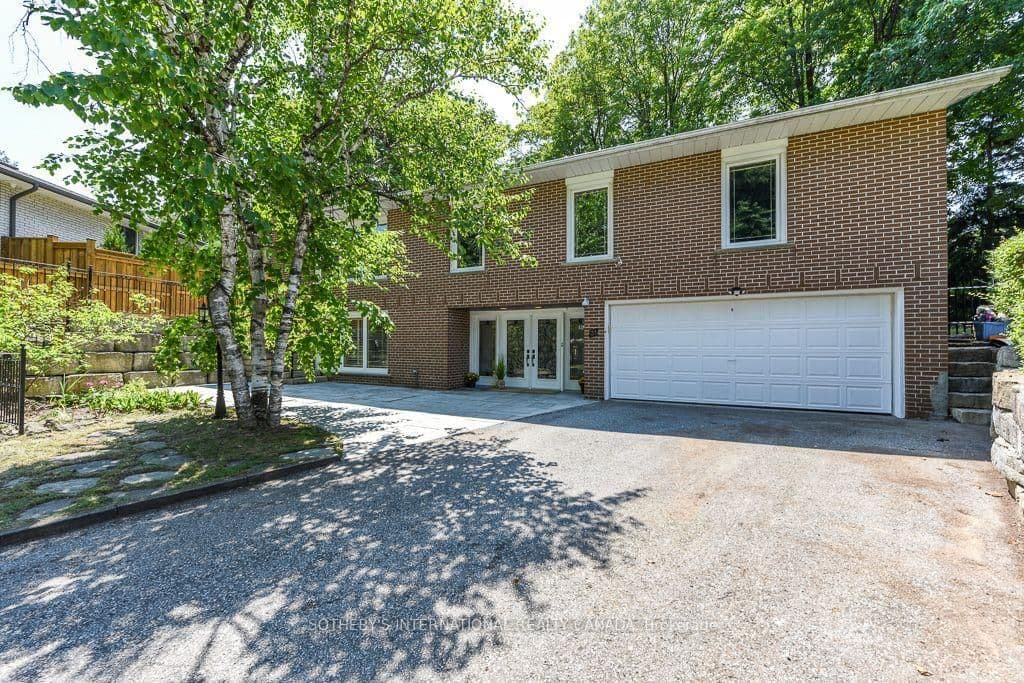 Queensborough Crescent in Toronto · Willowridge-Martingrove-Richview — photo 3