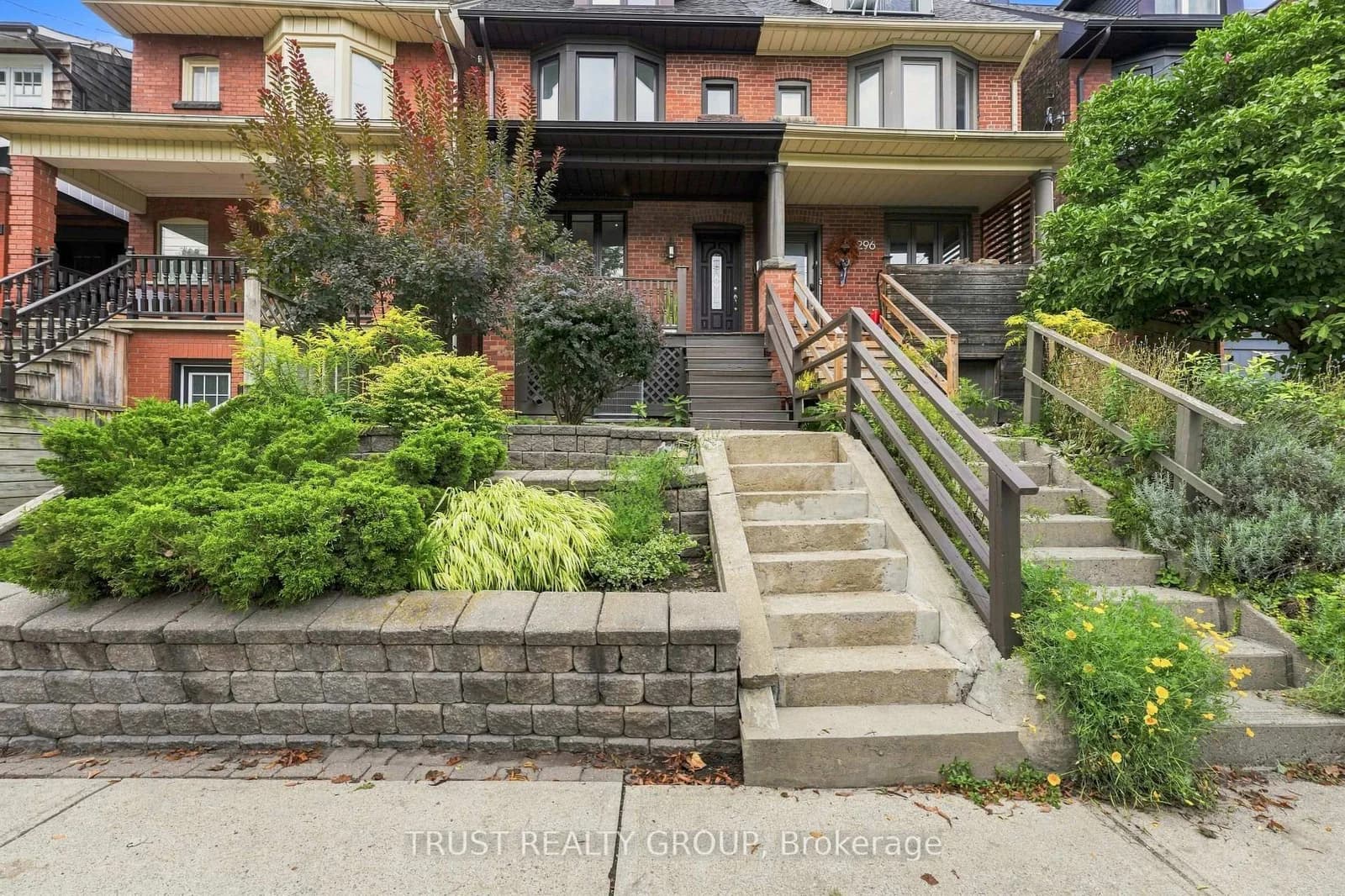 Garden Avenue in Toronto · High Park-Swansea — photo 3