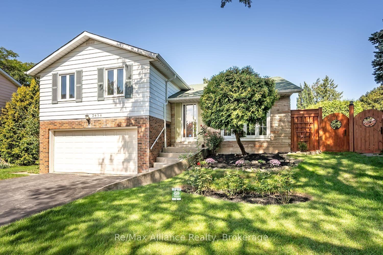Woking Crescent in Mississauga · Sheridan — photo 2