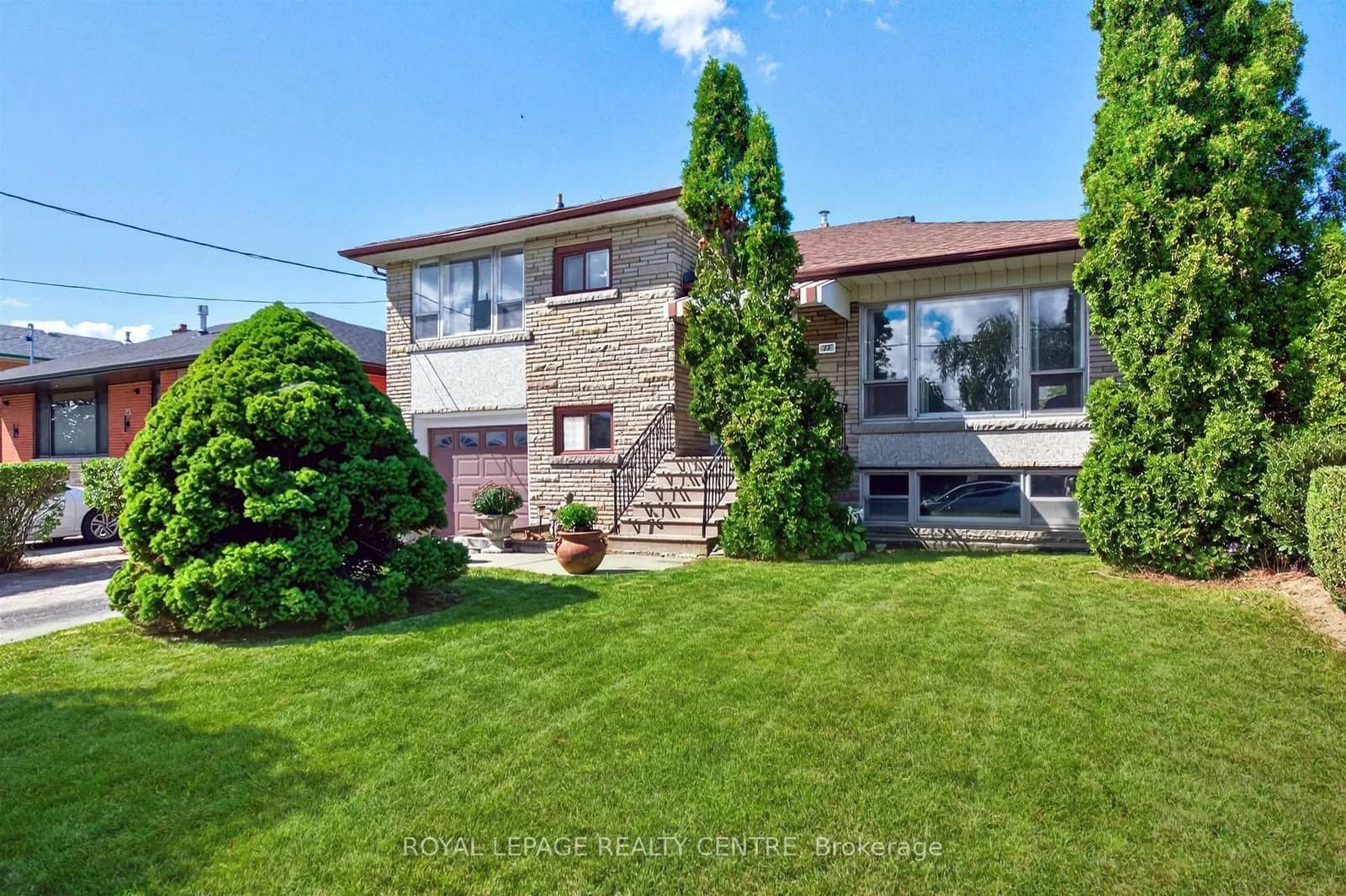 Euphrasia Drive in Toronto · Yorkdale-Glen Park — photo 3