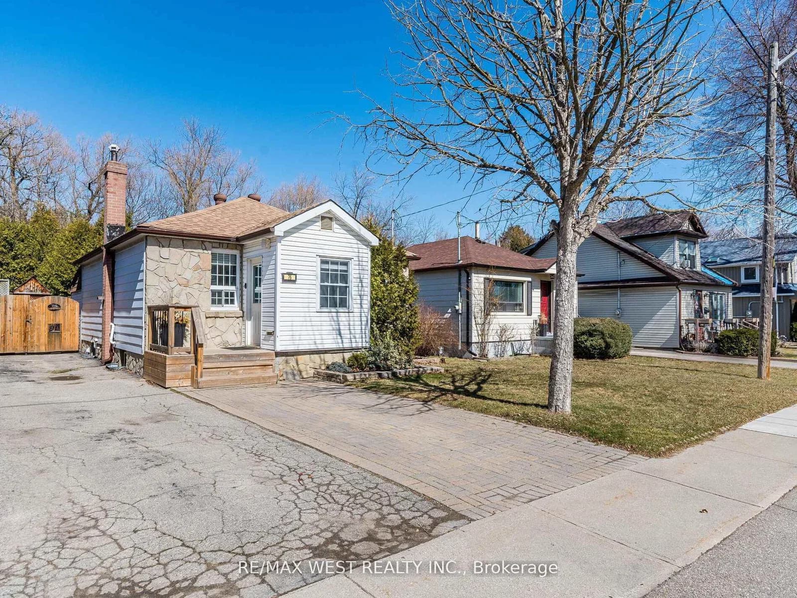 Laburnham Avenue in Toronto · Long Branch — photo 3