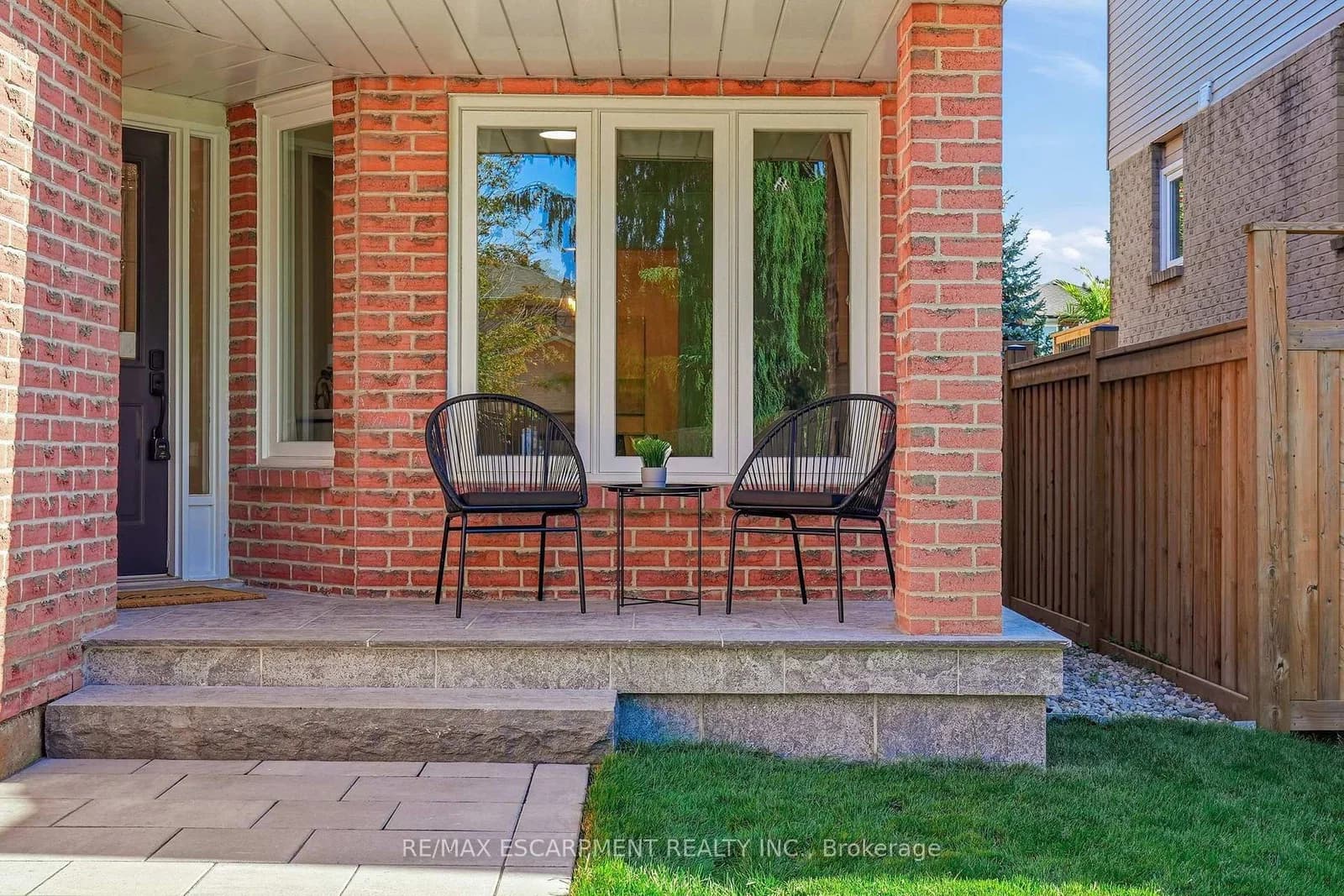 Deerhurst Drive in Burlington · Appleby — photo 2