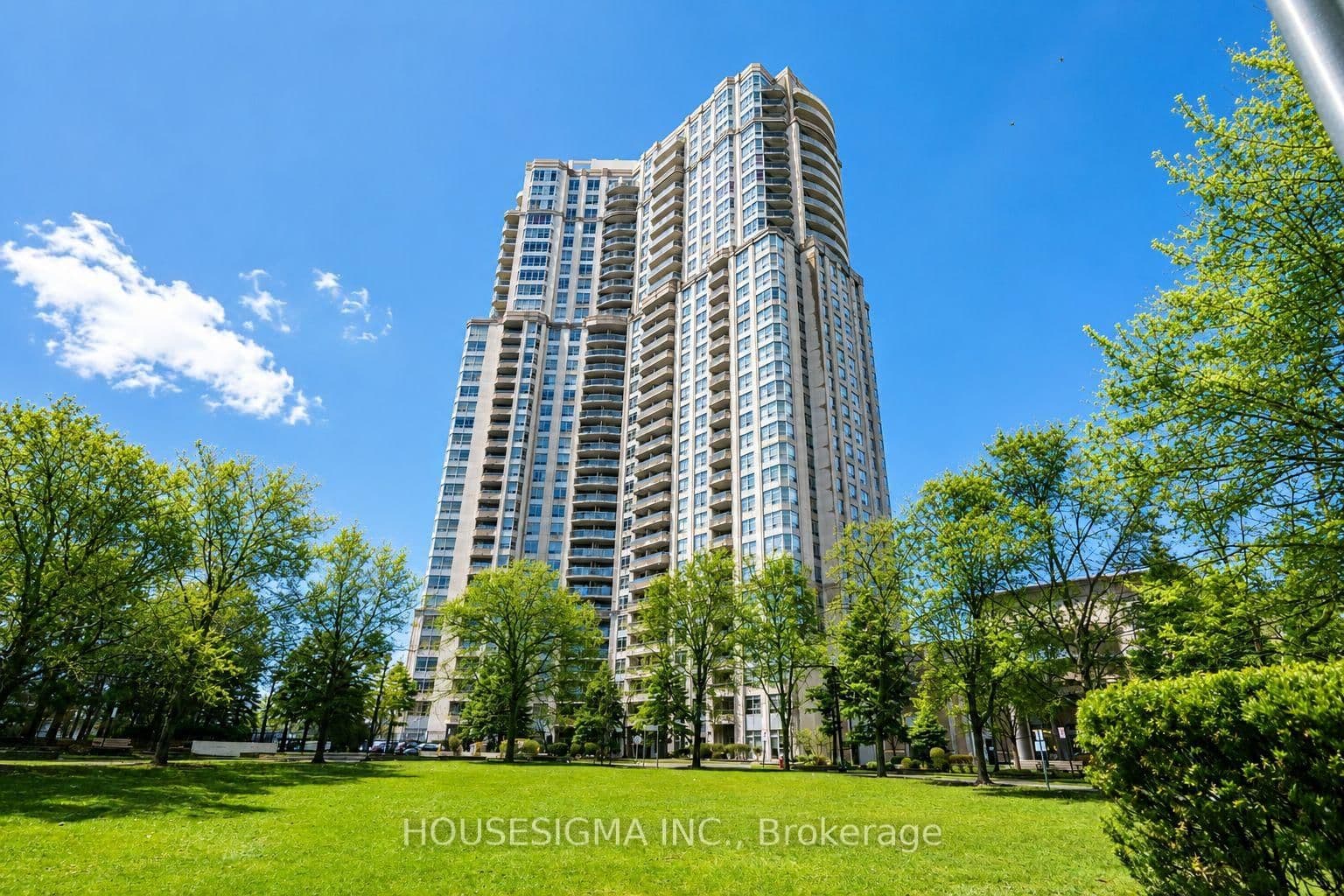 Photo of Kingsbridge Garden Circle in Mississauga · Hurontario