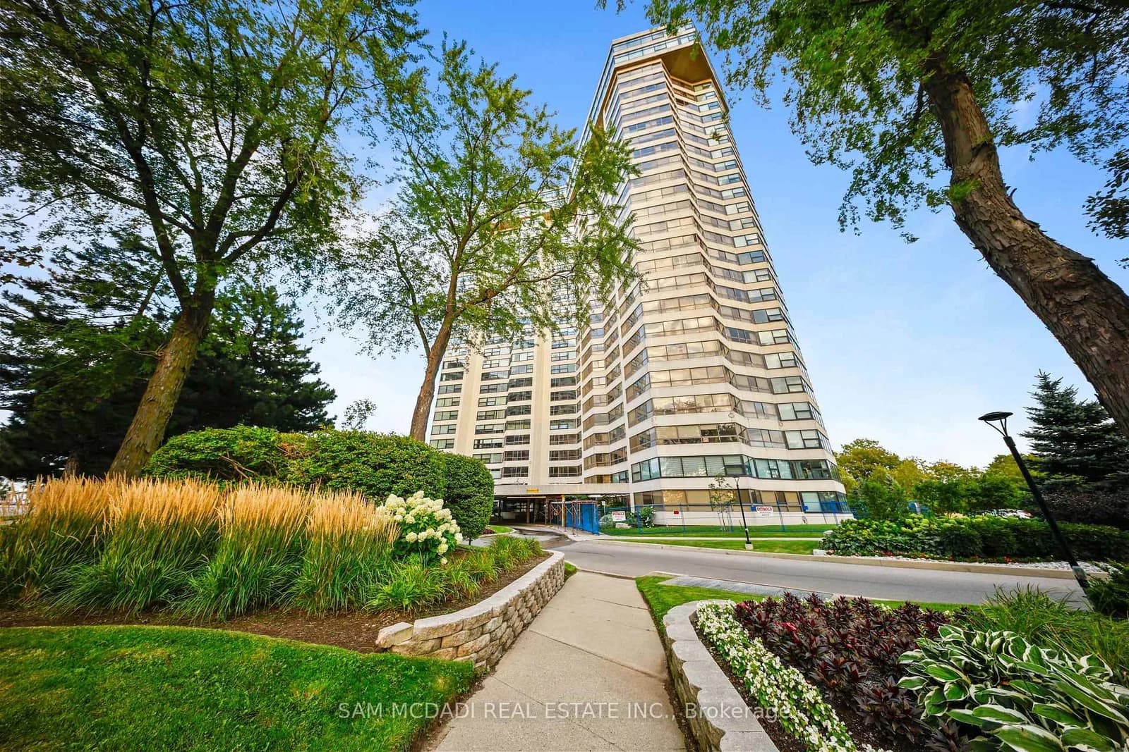 Photo of Bloor Street in Mississauga · Applewood