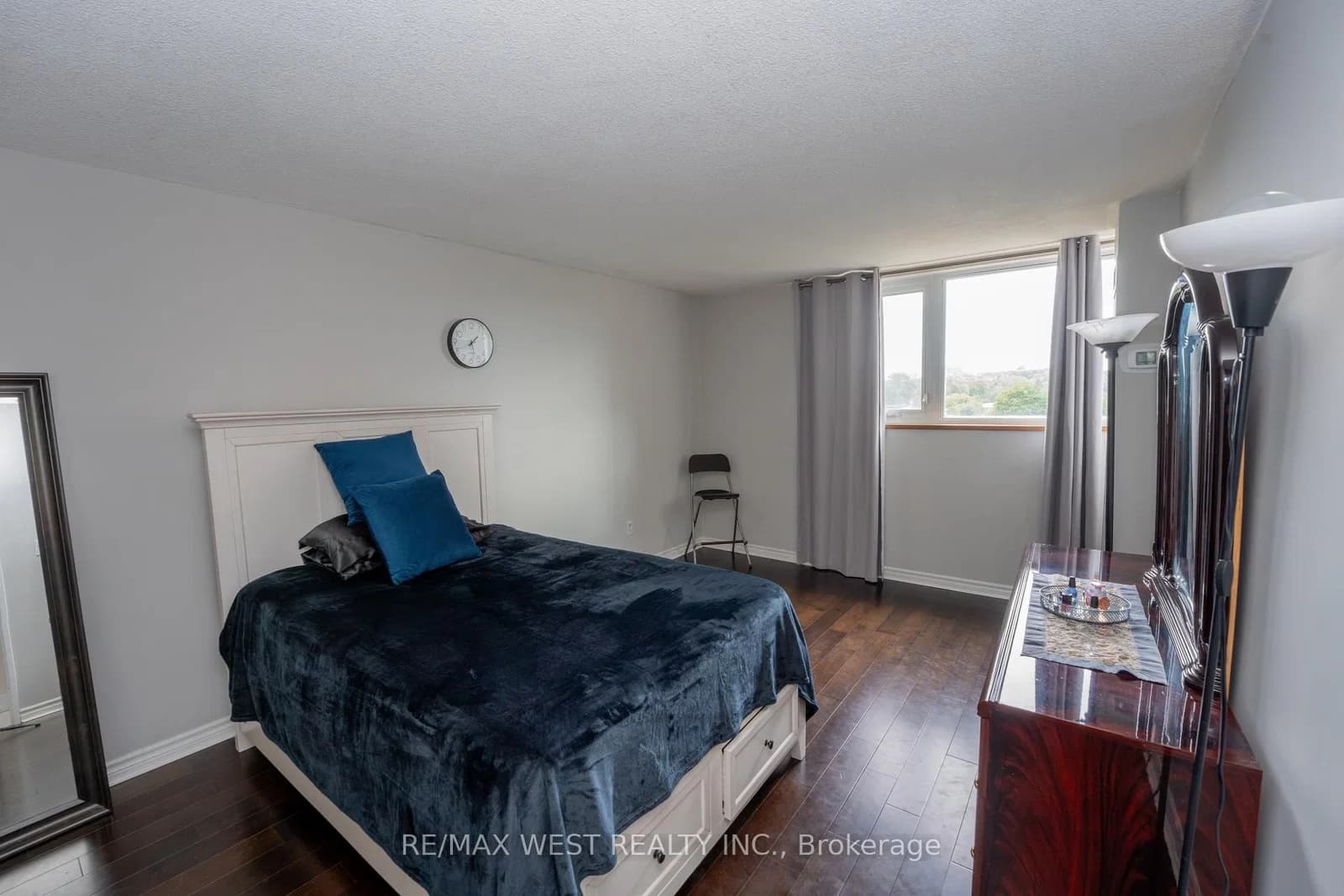 Scarlett Road in Toronto · Rockcliffe-Smythe — photo 3