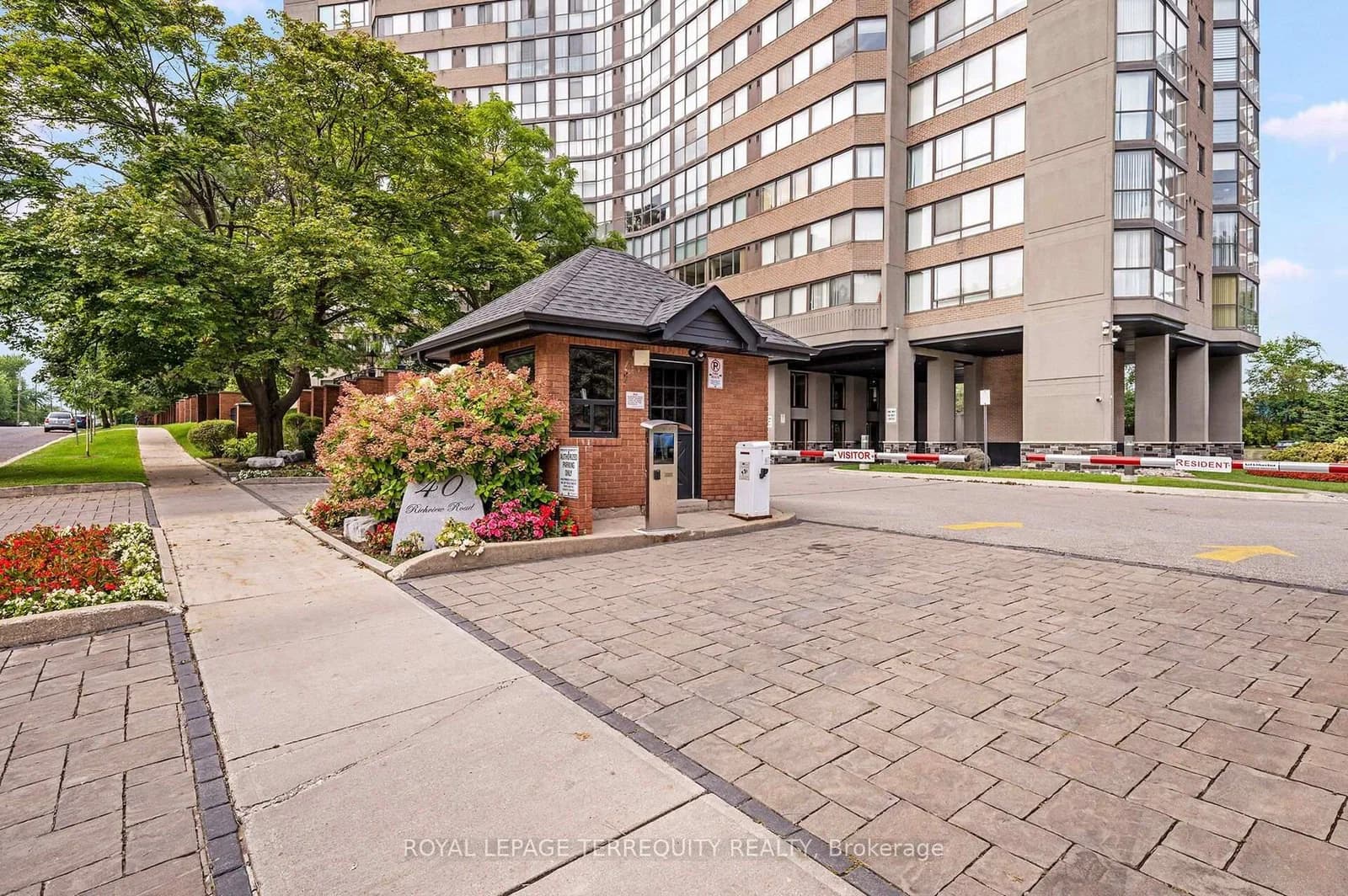 Richview Road in Toronto · Humber Heights — photo 2