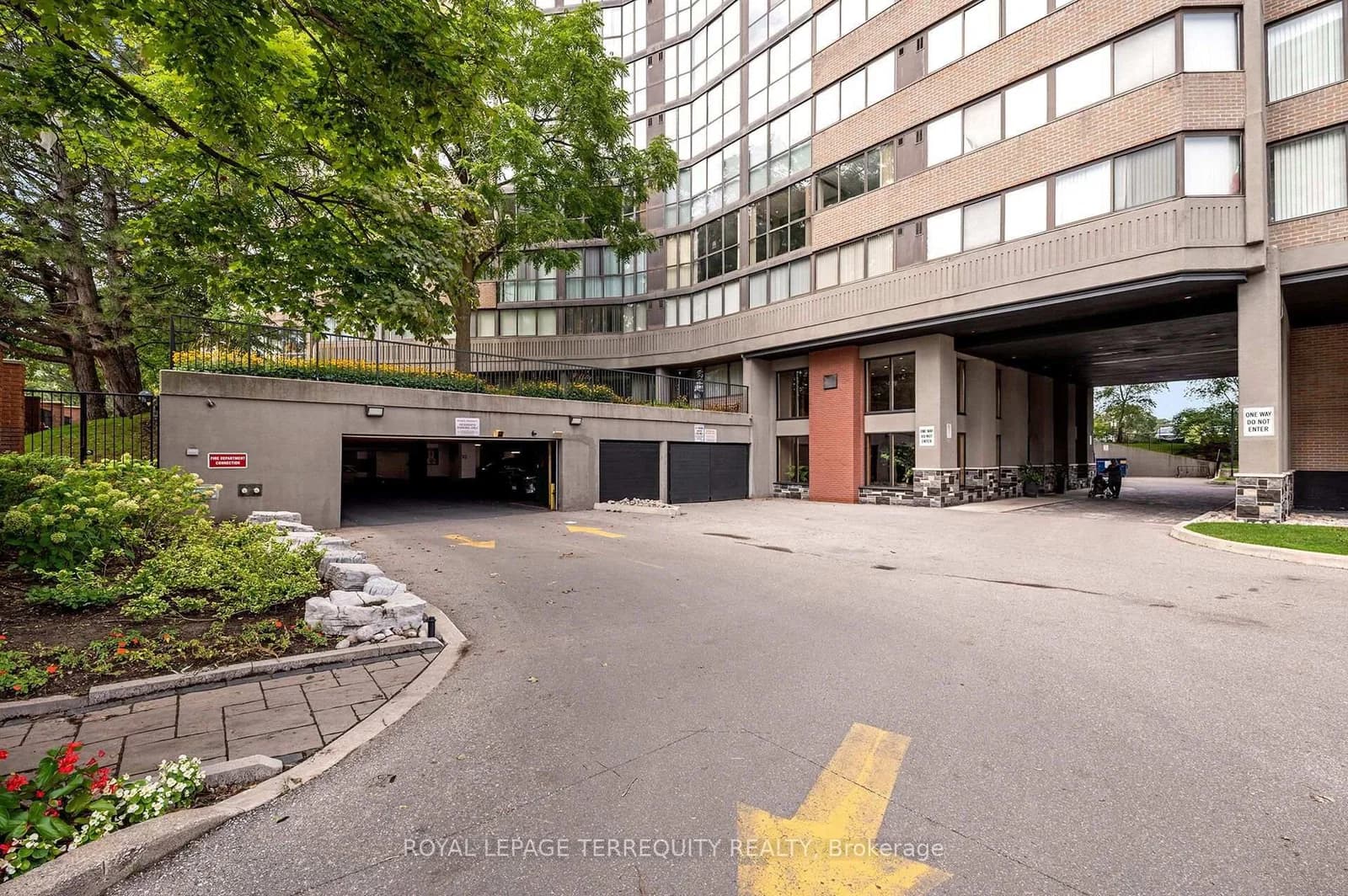 Richview Road in Toronto · Humber Heights — photo 3