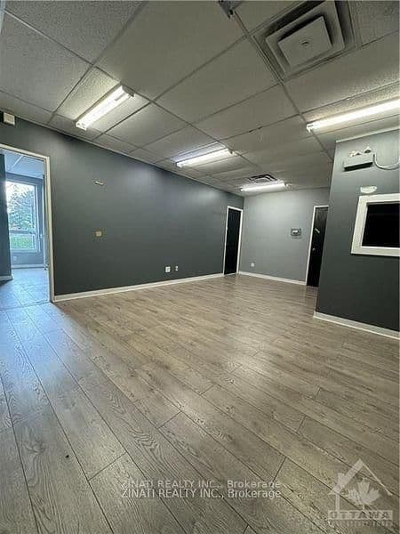 Merivale Road-21 in Ottawa · Meadowlands/Crestview — photo 3
