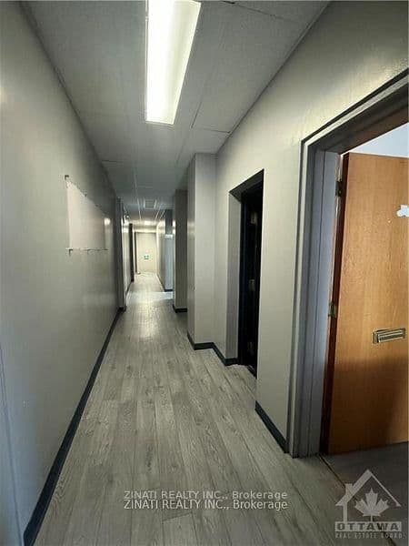 Merivale Road-21 in Ottawa · Meadowlands/Crestview — photo 2