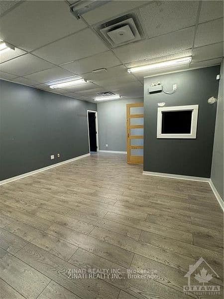 Merivale Road-21 in Ottawa · Meadowlands/Crestview — photo 3