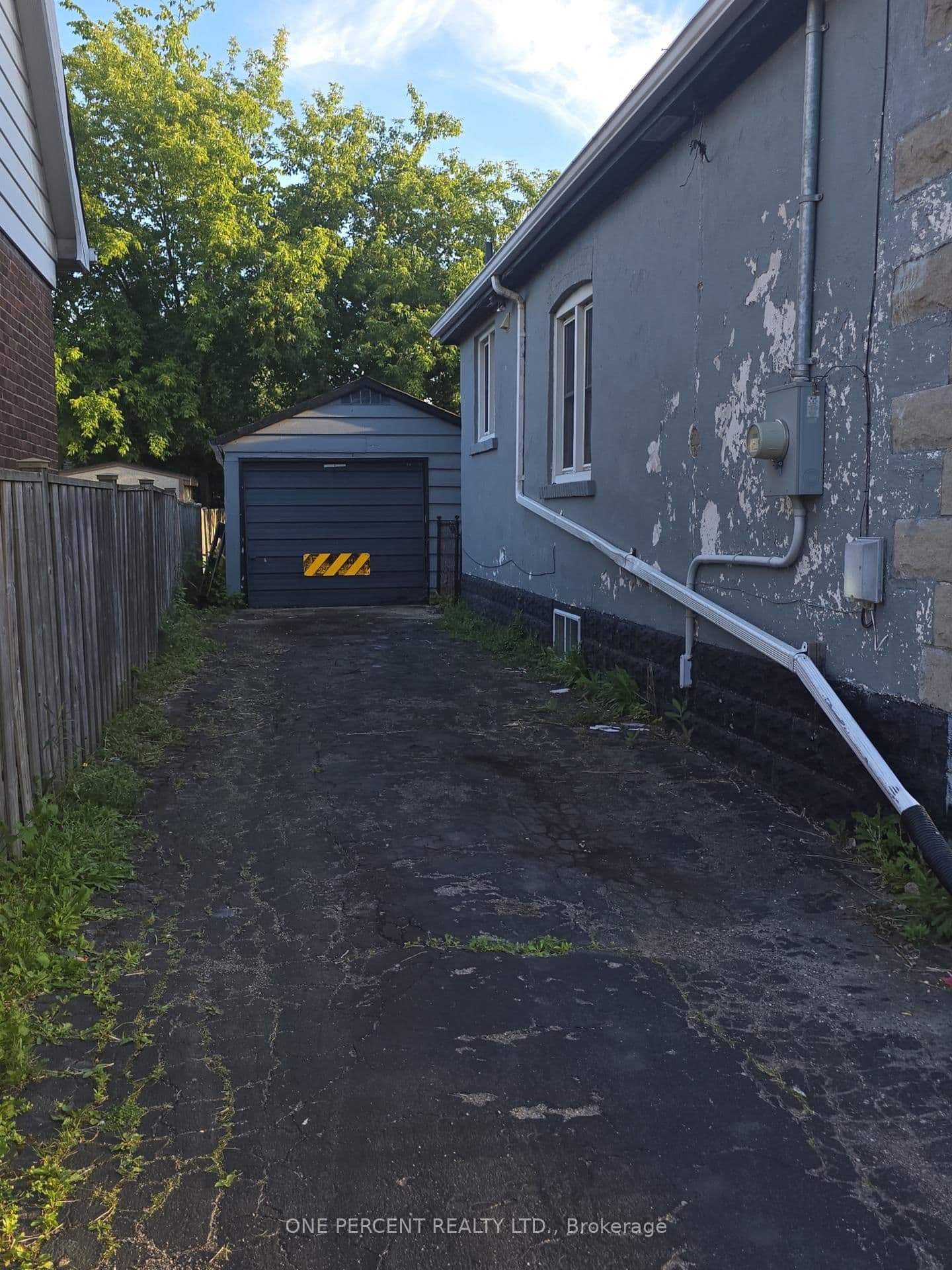 Queensdale Avenue in Hamilton · Eastmount — photo 2