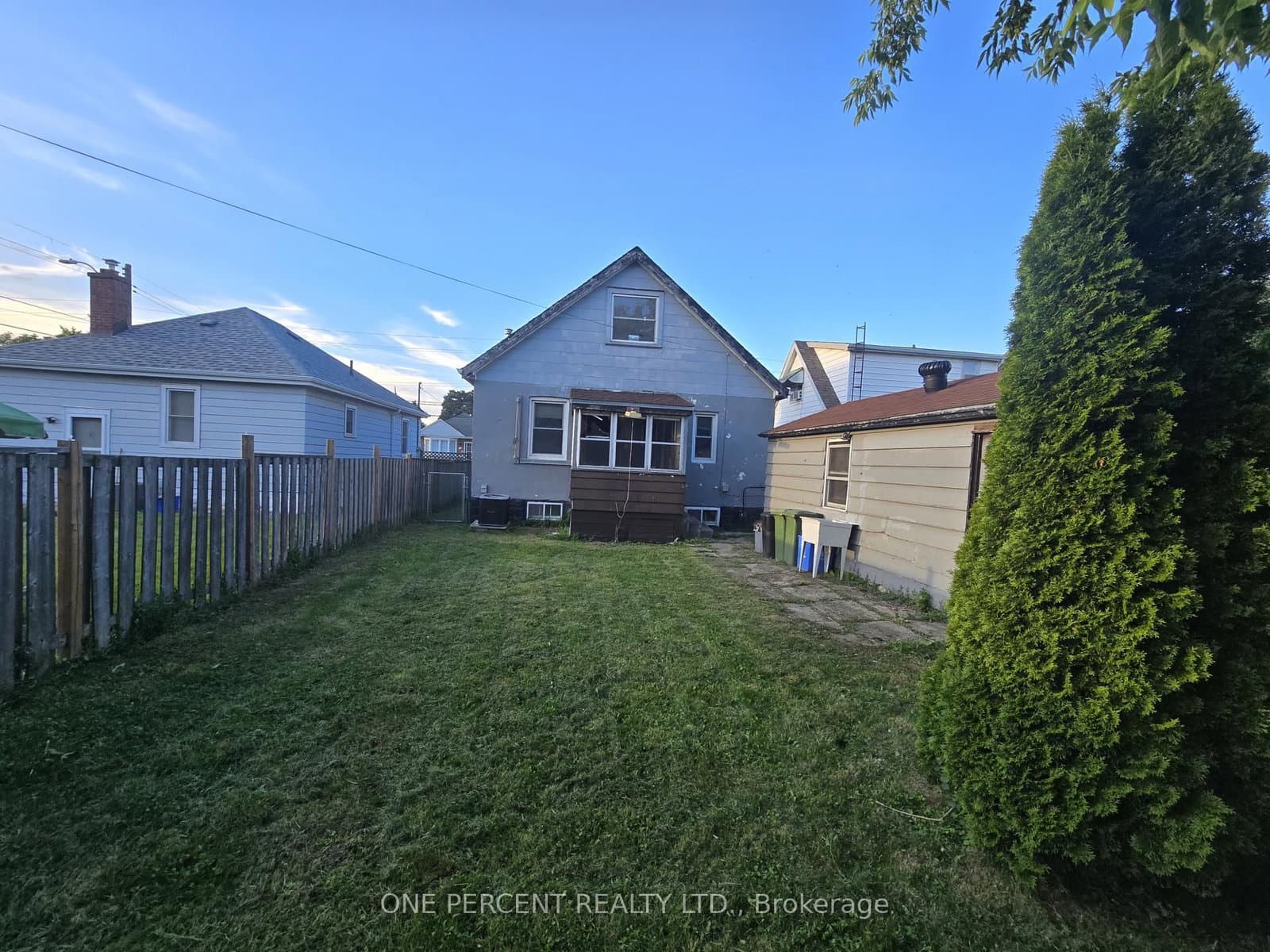 Queensdale Avenue in Hamilton · Eastmount — photo 3