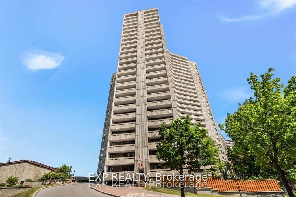 Ambleside Drive in Ottawa · Woodroffe — photo 2