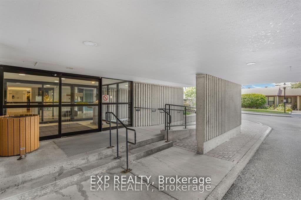 Ambleside Drive in Ottawa · Woodroffe — photo 3
