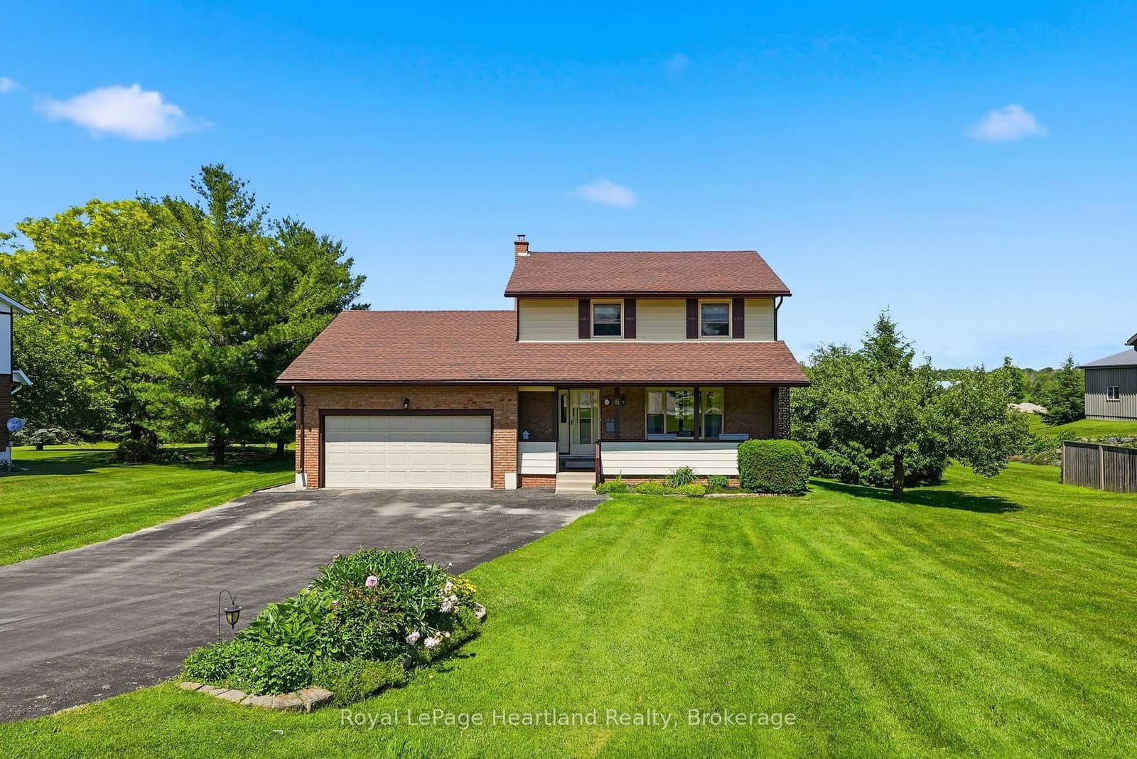 Photo of Brown Street in Minto · Minto