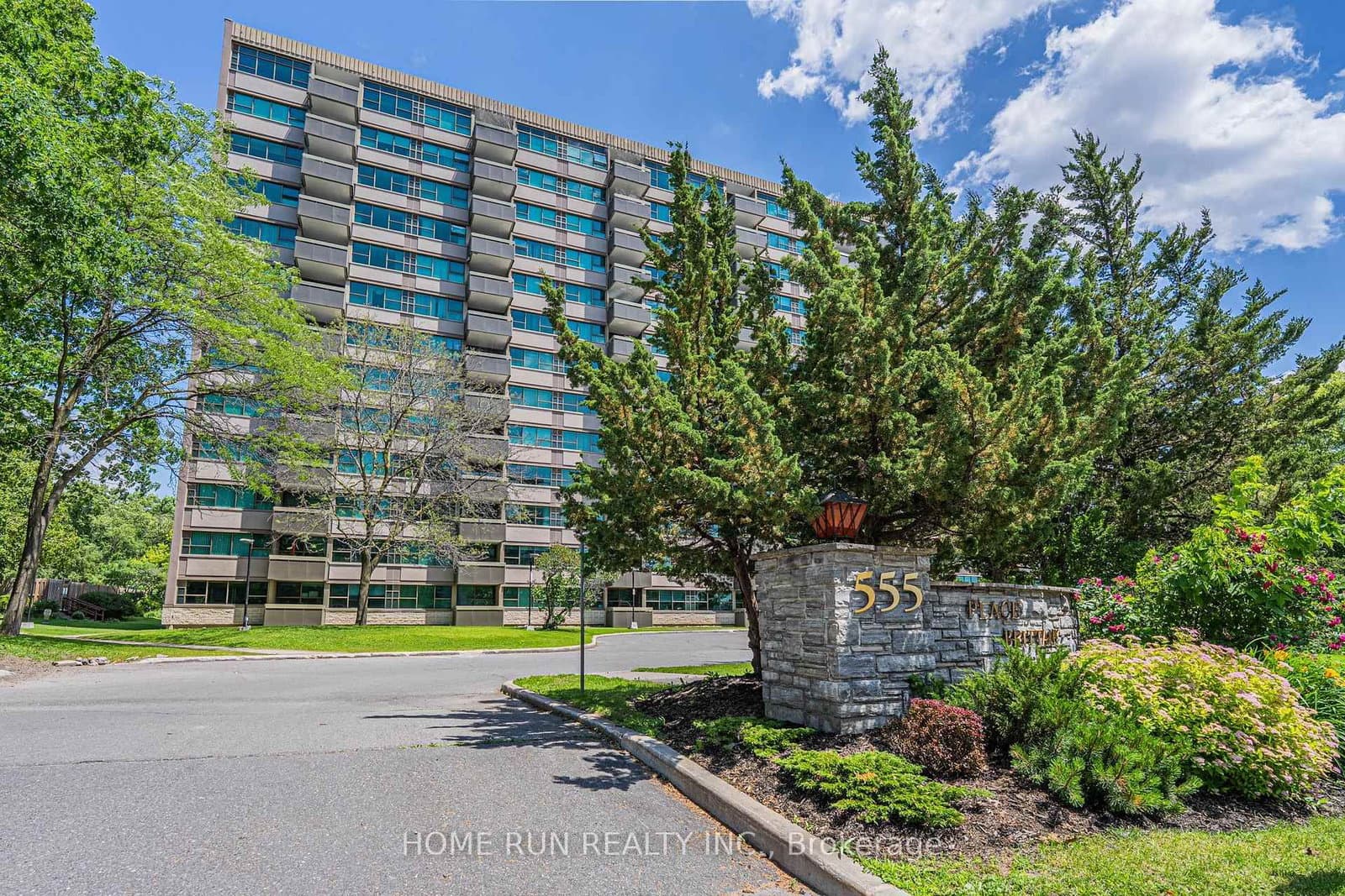 BRITTANY Drive in Ottawa · Viscount Alexander Park — photo 2