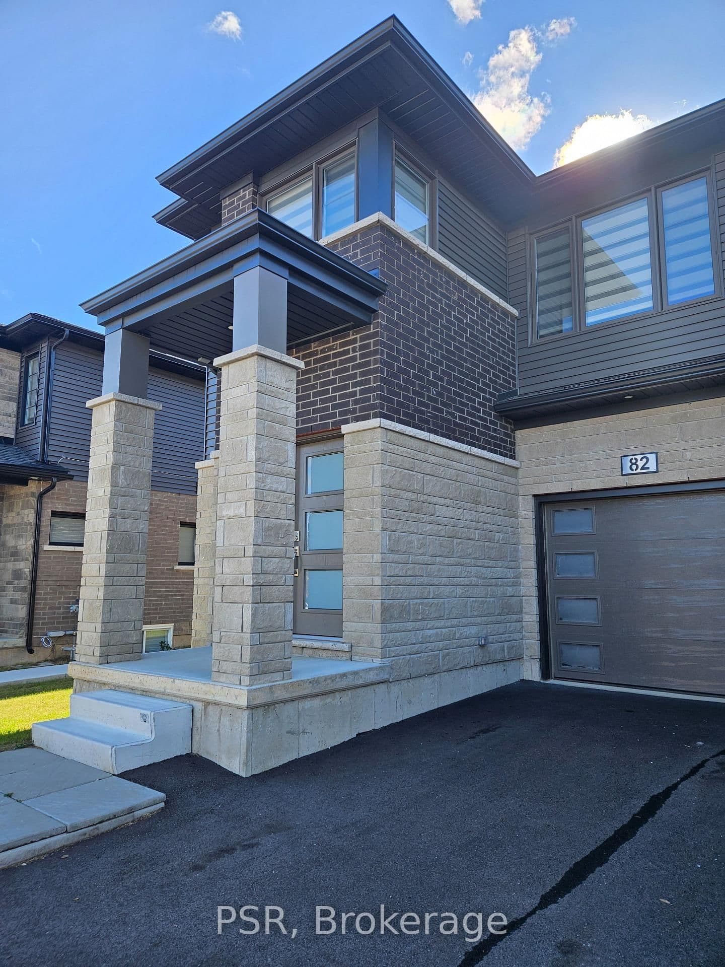 Acacia Road in Pelham · Fonthill — photo 2