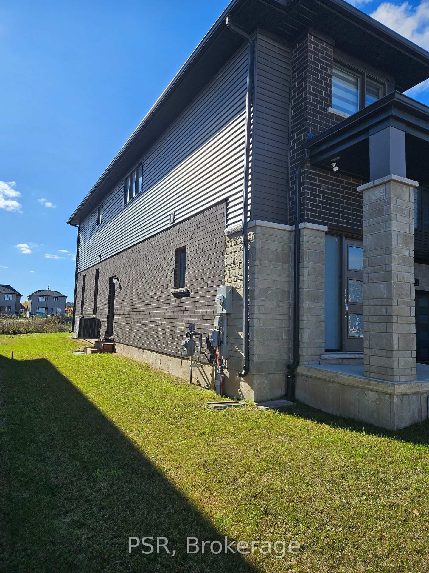 Acacia Road in Pelham · Fonthill — photo 3